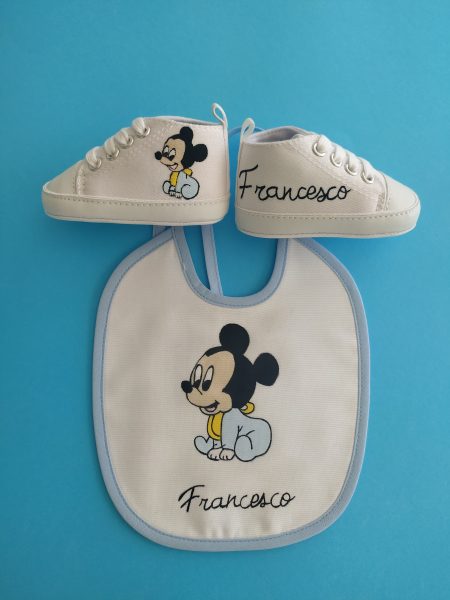 Coordinato bavettina e scarpette topolino seduto